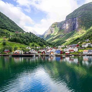 After being in Norway for three days, it was time to explore some fjords. And let me tell you, they’re spectacular!
#naeroyfjord #nærøyfjorden #norwaynature #norway #norwayphotos #ourplanetdaily #roamtheplanet #earthfocus #nature_perfection #nature_captures #nature_lovers #landscape_capture #fjordsofnorway #fjords #reflection_shotz #global_shotz #suitcasetravels #passionpassport #travelblog #worldtravelpic #beautifuldestinations #exploretheworld #discoverearth #welltravelled